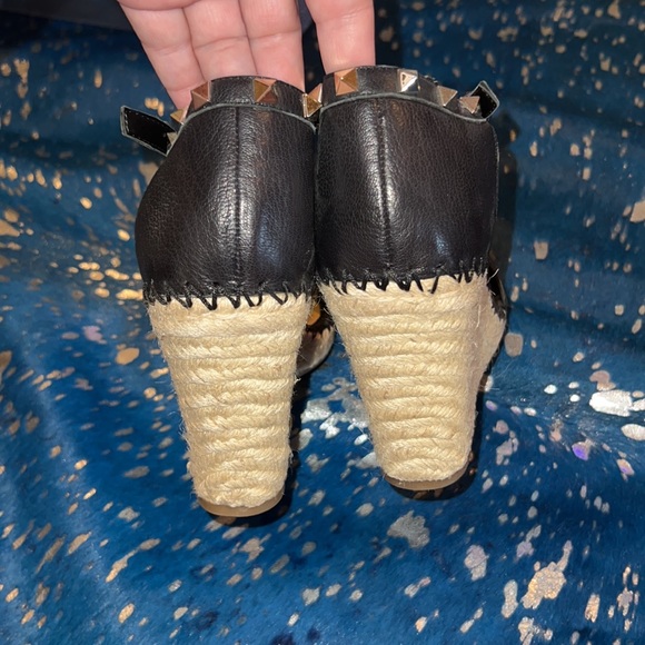 New never worn Marc fisher wedges with studs in black size 11 - Picture 3 of 4